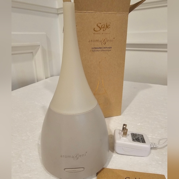 **SOLD** to @netricco Saje AromaGeni Ultrasonic Diffuser - Picture 2 of 6